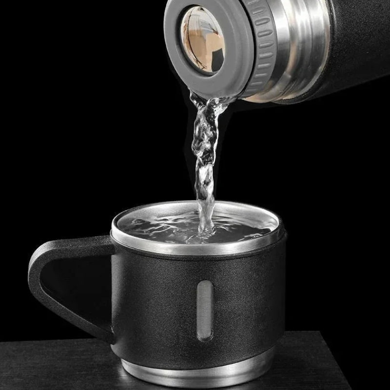 Thermoskanne mit Tasse